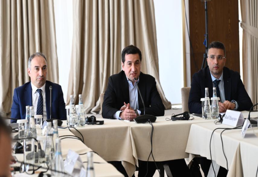 “Sülh Körpüsü” təşəbbüsünün iştirakçıları Qəbələdə Azərbaycan Prezidentinin köməkçisi Hikmət Hacıyev ilə görüşüblər 